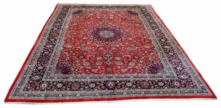 Teppich aus Mashhad mit rotem Hintergrund 400x290 - alternate view