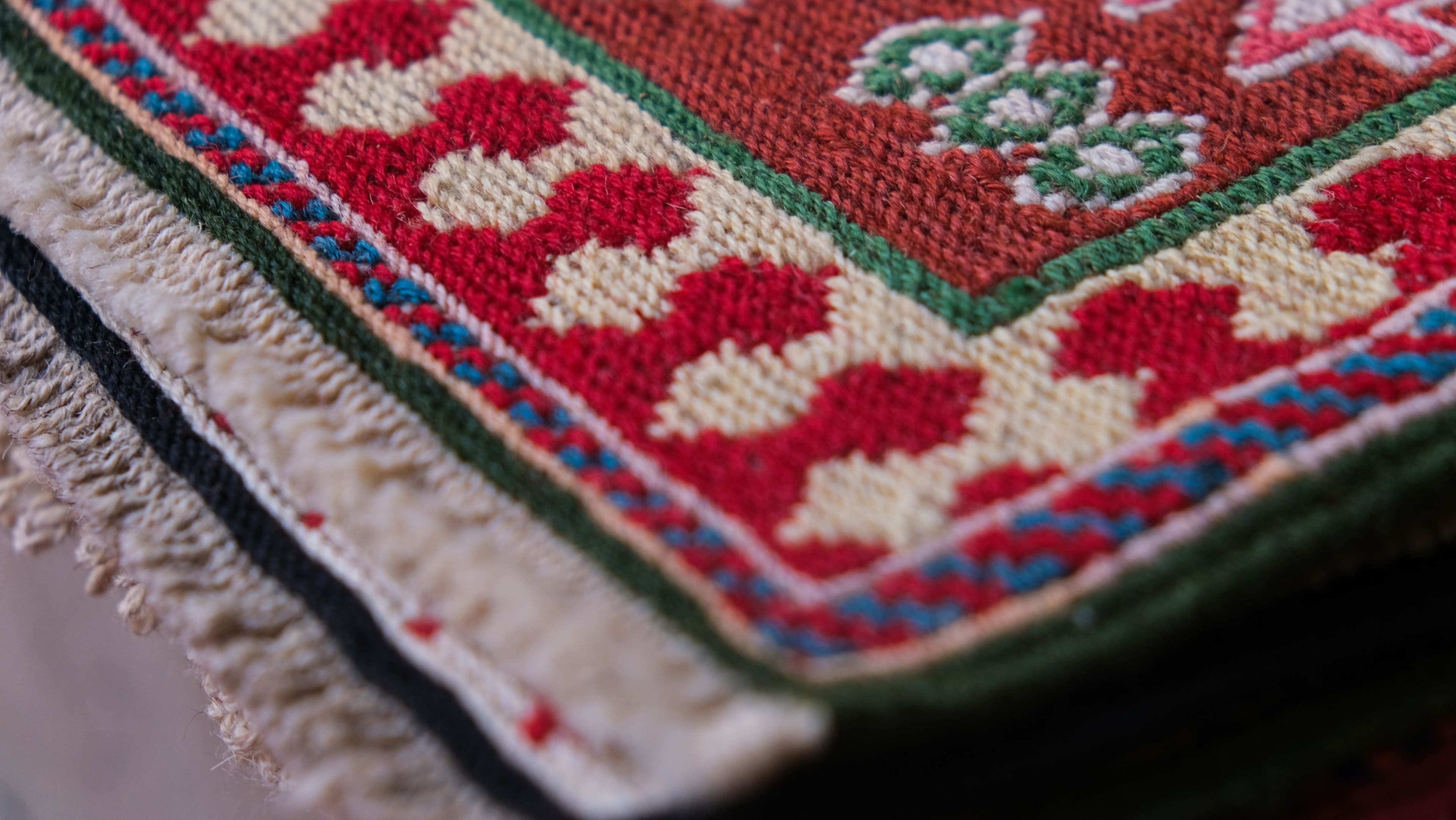 Meeting with Gol Farang pattern in Iranian carpet-rugeast