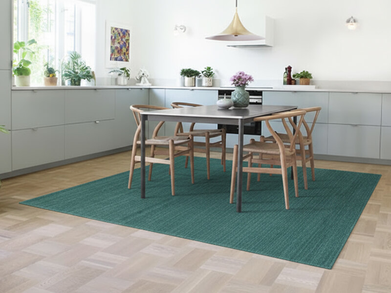 Exklusiver handgeknüpfter einfarbiger Teppich im Wohnzimmer