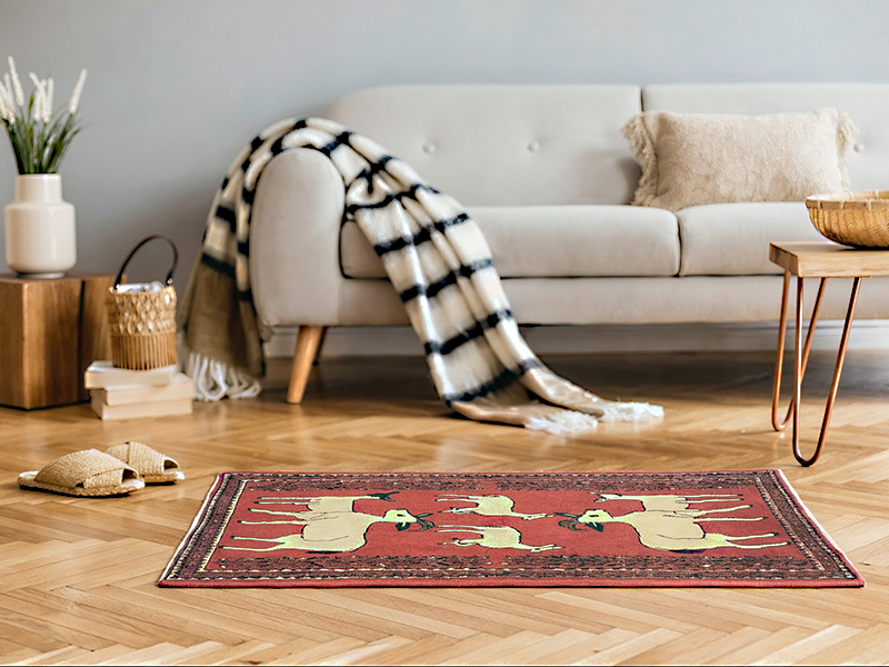 Abadeh Teppich im Wohnzimmer mit Holzdekor