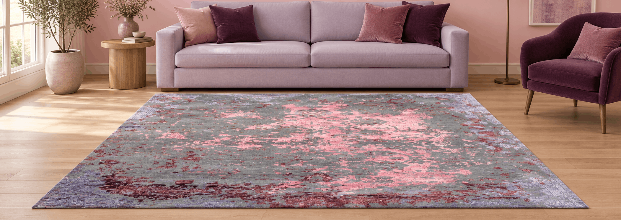 Nahaufnahme der feinen Wollfasern und Schattierungen eines pink-violetten Orientteppichs